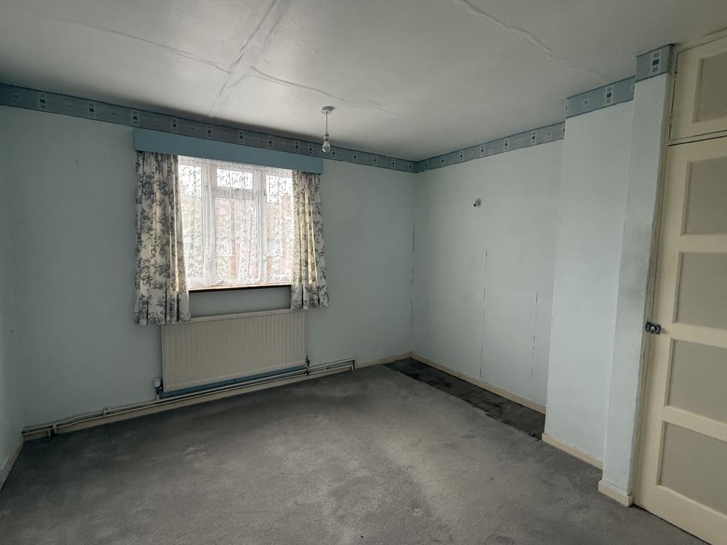 Lot: 148 - HOUSE IN NEED OF REFURBISHMENT - Bedroom 1 in House in need of refurbishment